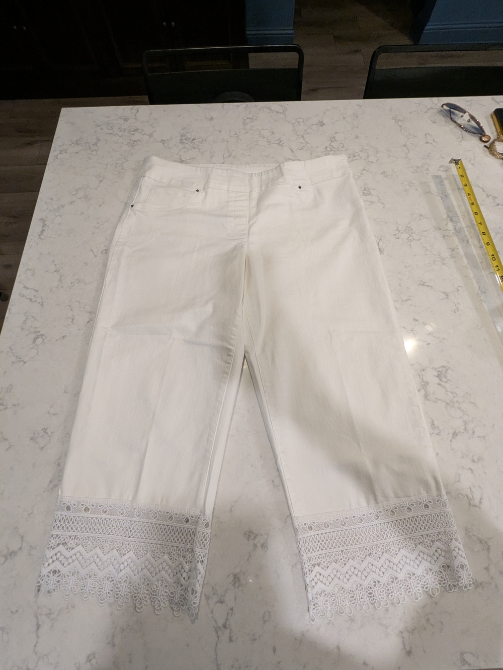 The Pioneer Woman White Cropped Jeans with Lace Trim